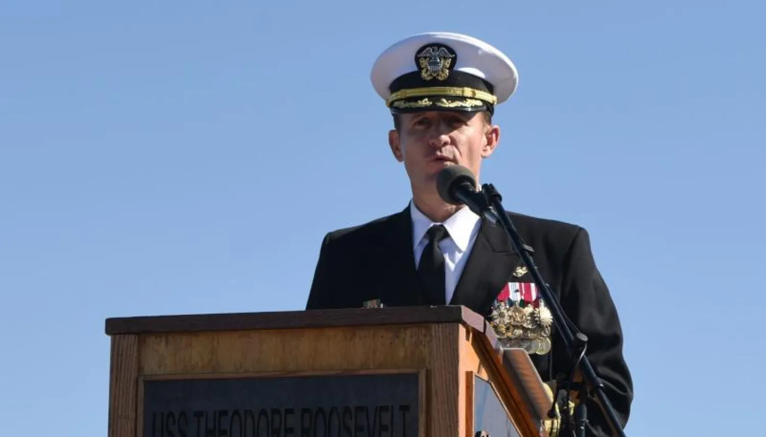 الكابتن بريت كروجر القائد السابق  لحاملة الطائرات الأميركية ثيودور روزفلت (أ.ف.ب)