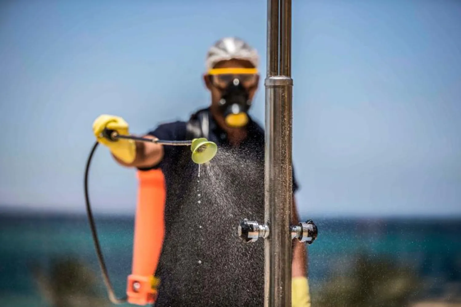 تطهير أحد الفنادق في مدينة الغردقة المصرية (أ.ف.ب)