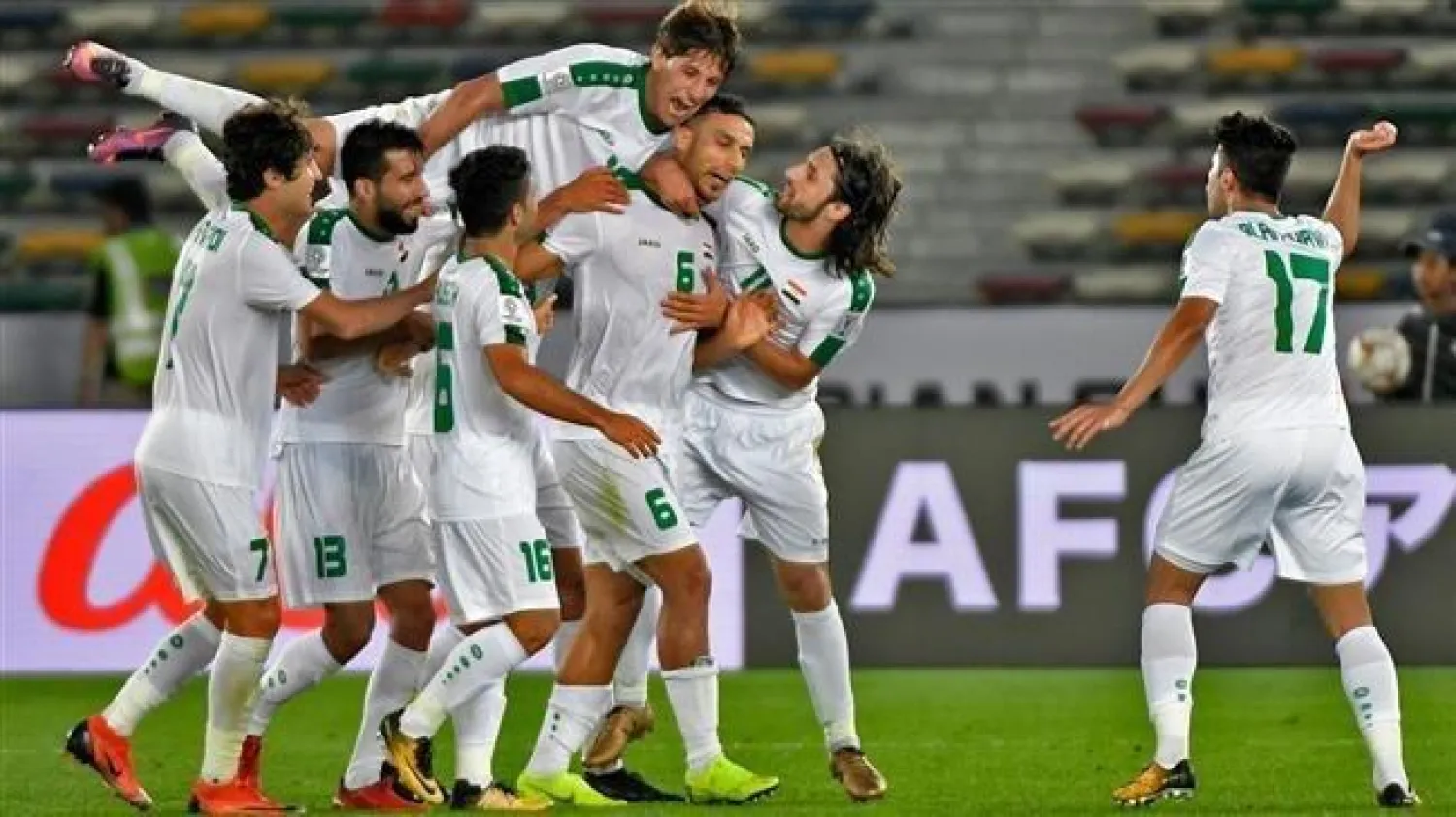 لاعبو أسود الرافدين يحتفلون بهدف خلال مباراة سابقة (الاتحاد العراقي لكرة القدم)