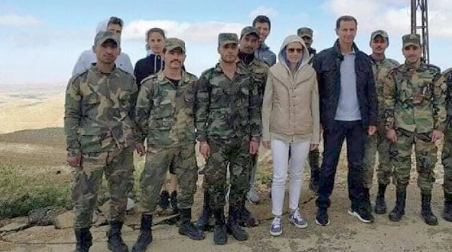 الأسد وزوجته وأبناؤهما مع عناصر من قوات النظام السوري (روسيا اليوم)