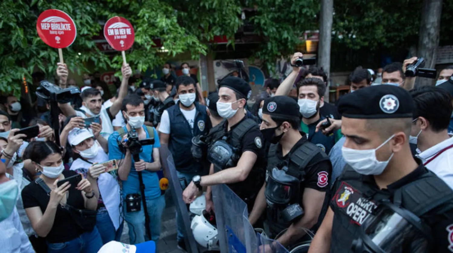 يواصل حزب الشعوب الديمقراطي منذ الاثنين الماضي احتجاجاته على إسقاط عضوية 3 من نواب المعارضة في البرلمان (إ.ب.أ)