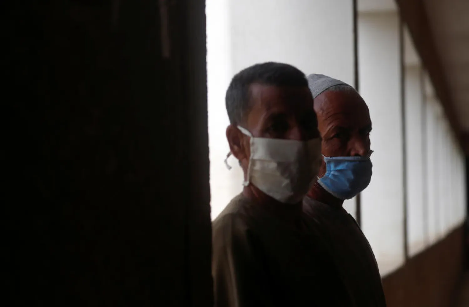 أشخاص يرتدون الكمامات في القاهرة (رويترز)