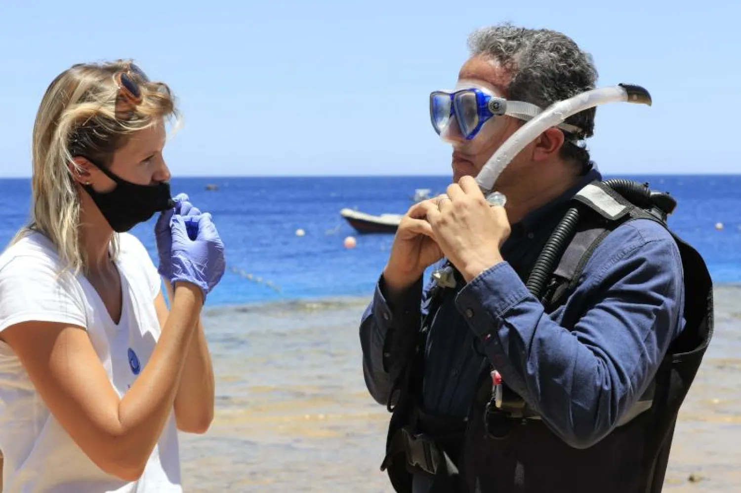 وزير السياحة يتحدث إلى إحدى العاملات في الغطس (أ.ف.ب)