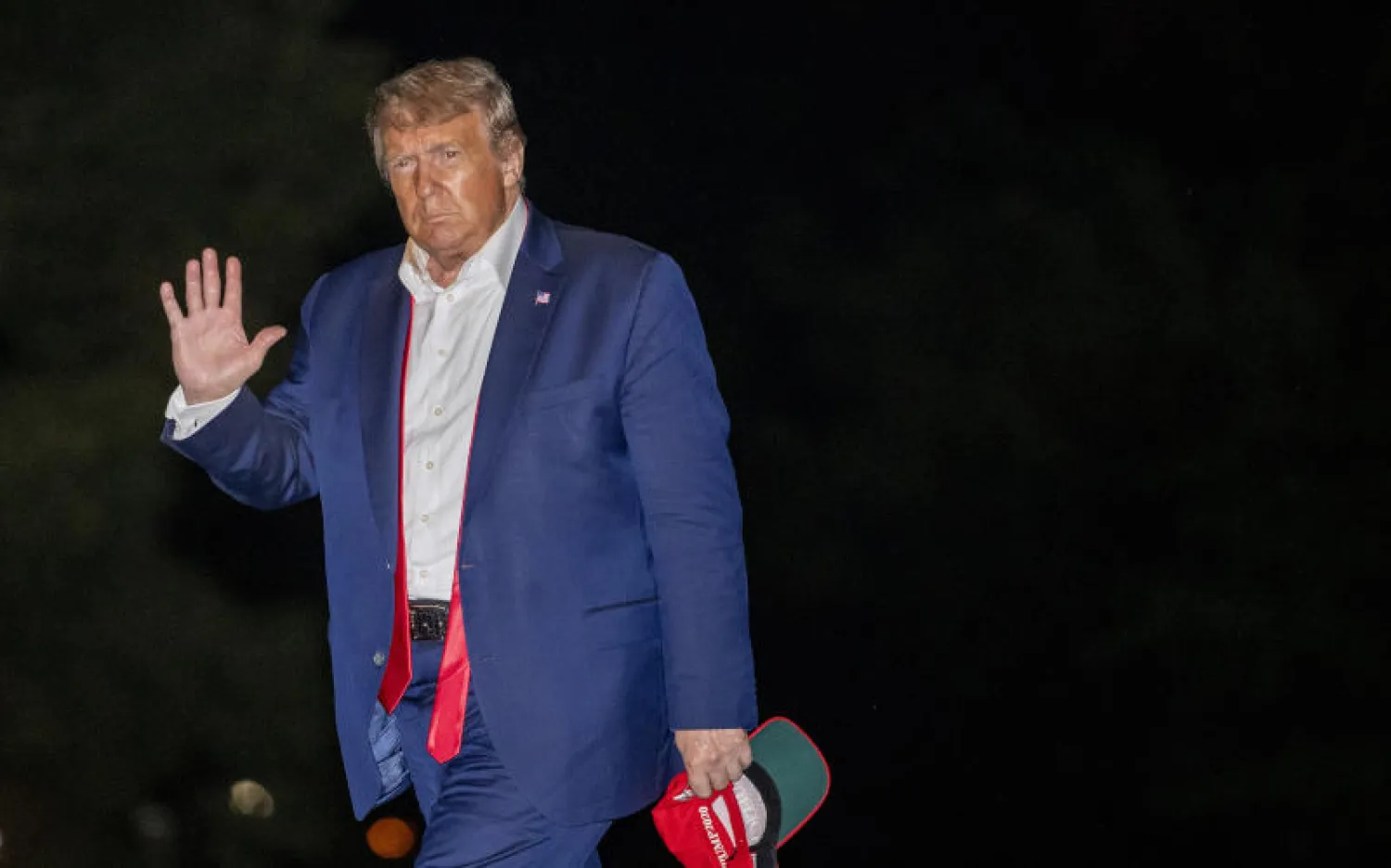 الرئيس الأميركي دونالد ترمب في وقت مبكر صباح اليوم بالحديقة الجنوبية للبيت الأبيض عائداً من تجمع انتخابي في تولسا (أ.ب)