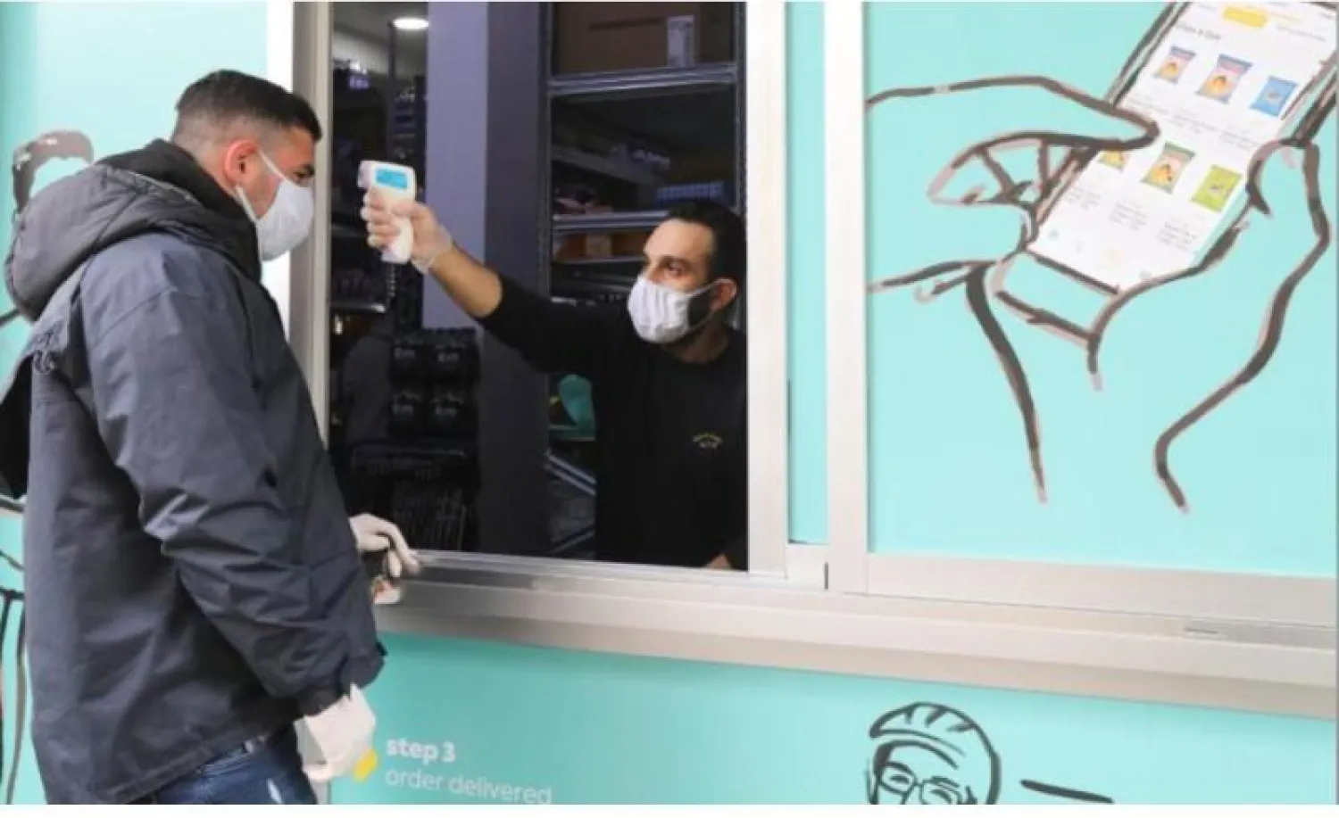 موظف يقيس درجة حرارة رجل في بيروت (أرشيفية - رويترز)