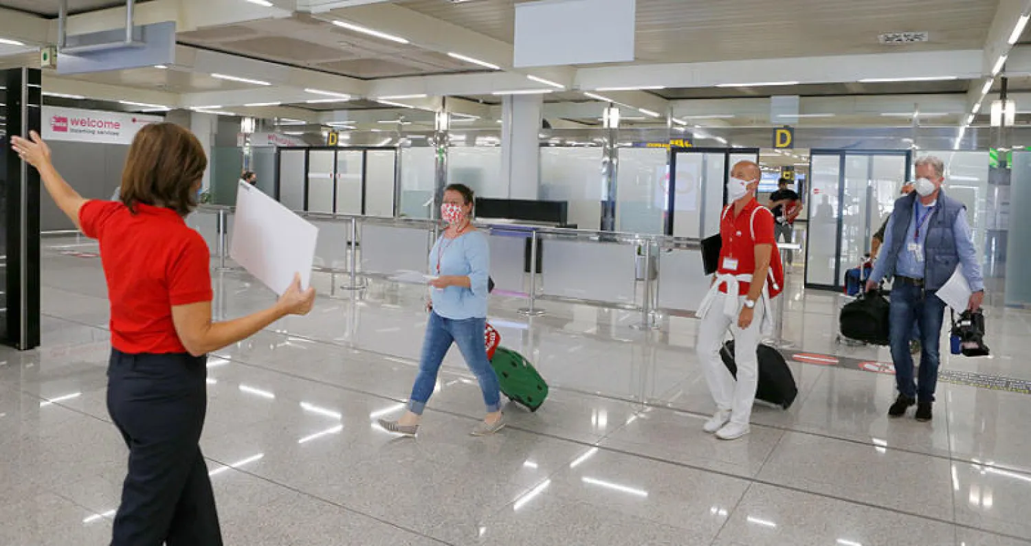 وصول أوائل الركاب إلى مطار مايوركا بعد فتح الحدود أمس (رويترز)