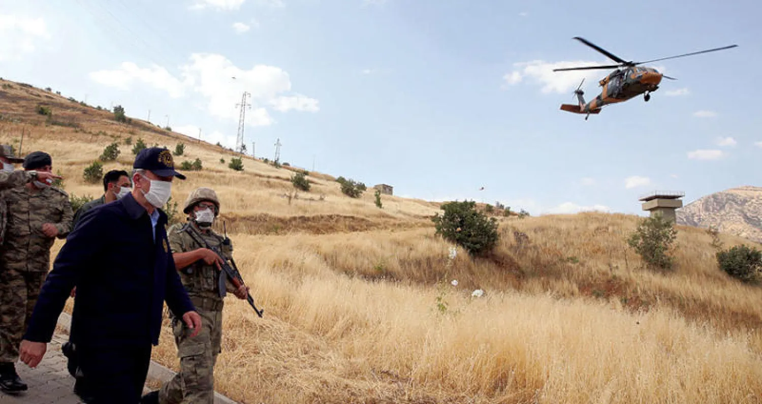 وزير الدفاع التركي خلوصي أكار يتفقد منطقة عسكرية قرب الحدود مع العراق الجمعة الماضي (أ.ب)