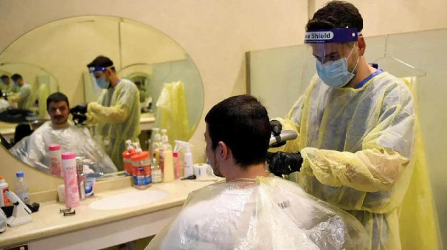 Suudi Arabistan’da ihtiyati tedbirlere uyan bir berber salonu (Fotoğraf: Beşir Salih)