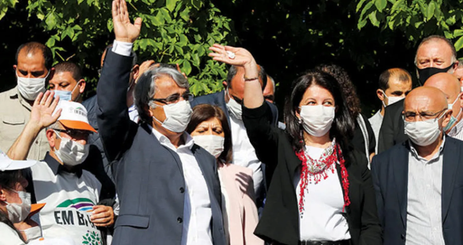 الرئيسان المشاركان لـ«حزب الشعوب الديمقراطي» بروين بولدان ومدحت سانجار لدى وصول مسيرة حزبهما إلى أنقرة السبت (أ.ف.ب)