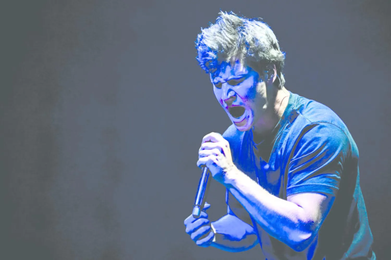 المطرب فينسنت فايس خلال حفل موسيقي في كولونيا بألمانيا (إ.ب.أ)