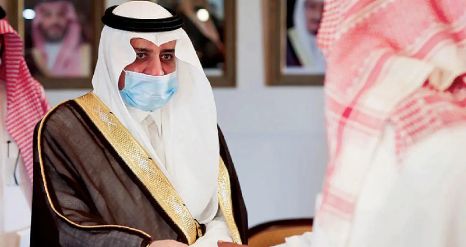 الأمير فهد بن سلطان أمير منطقة تبوك خلال تسليم الدفعة الأولى لعشرات المستفيدين (الشرق الأوسط)
