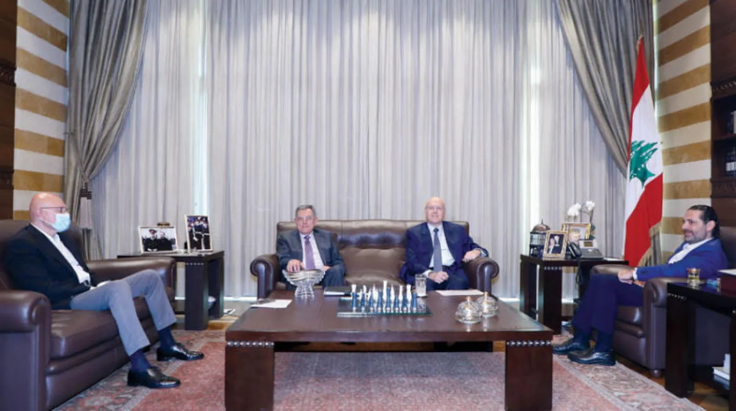 الحريري وميقاتي والسنيورة وسلام خلال اجتماعهم في بيروت أمس (دالاتي ونهرا)