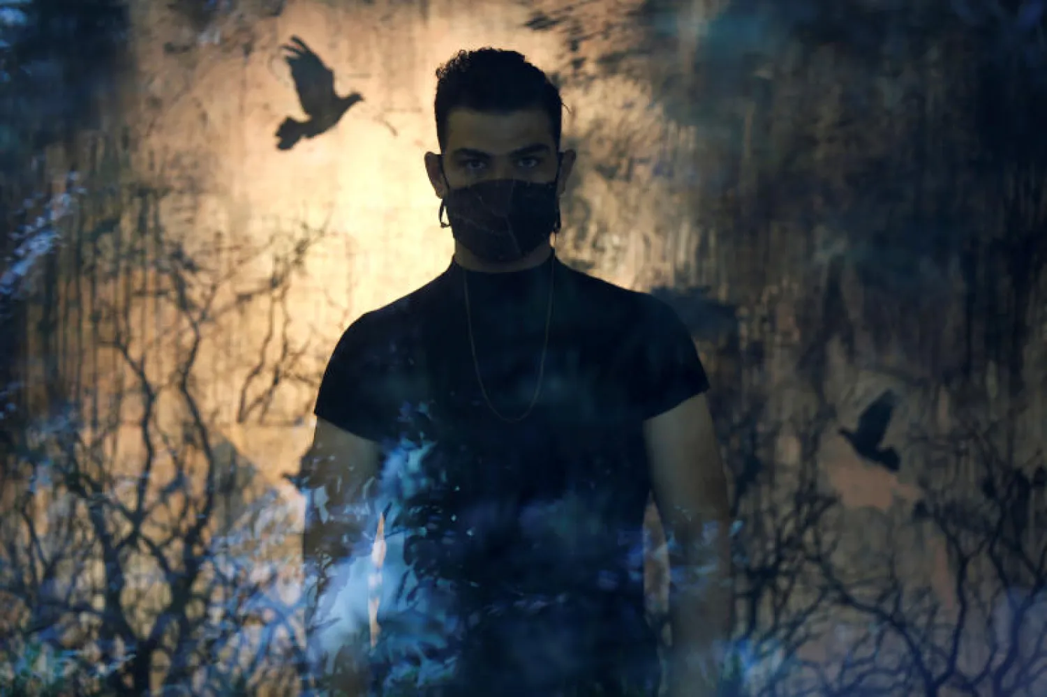 الطاهي الأردني عمر سرطاوي ‬‬‬يرتدي كمامة صنعها من قشر الباذنجان (رويترز)