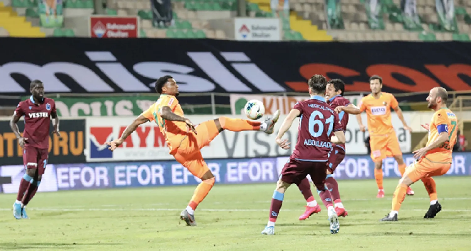 Alanyaspor - Trabzonspor maçının ardından yöneticiler birbirine girdi!