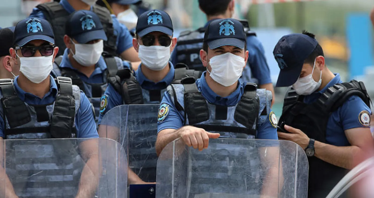 عناصر من الشرطة التركية في أنقرة أمس (أ.ب)