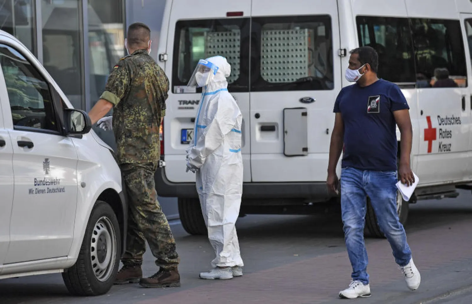 أفراد من الطاقم الطبي بالمنطقة التي خضعت للحجر الصحي في ألمانيا (أ.ب)