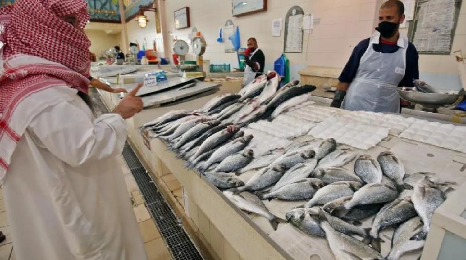 Kuveytli adam pazardan balık satın alırken (AFP)