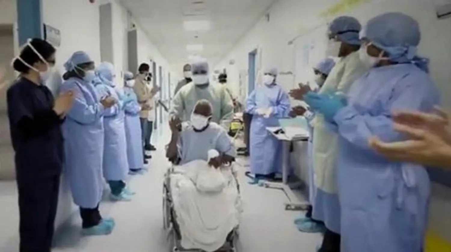 King Saud Medical City applauds an elderly who recovered from the coronavirus. (Asharq Al-Awsat)