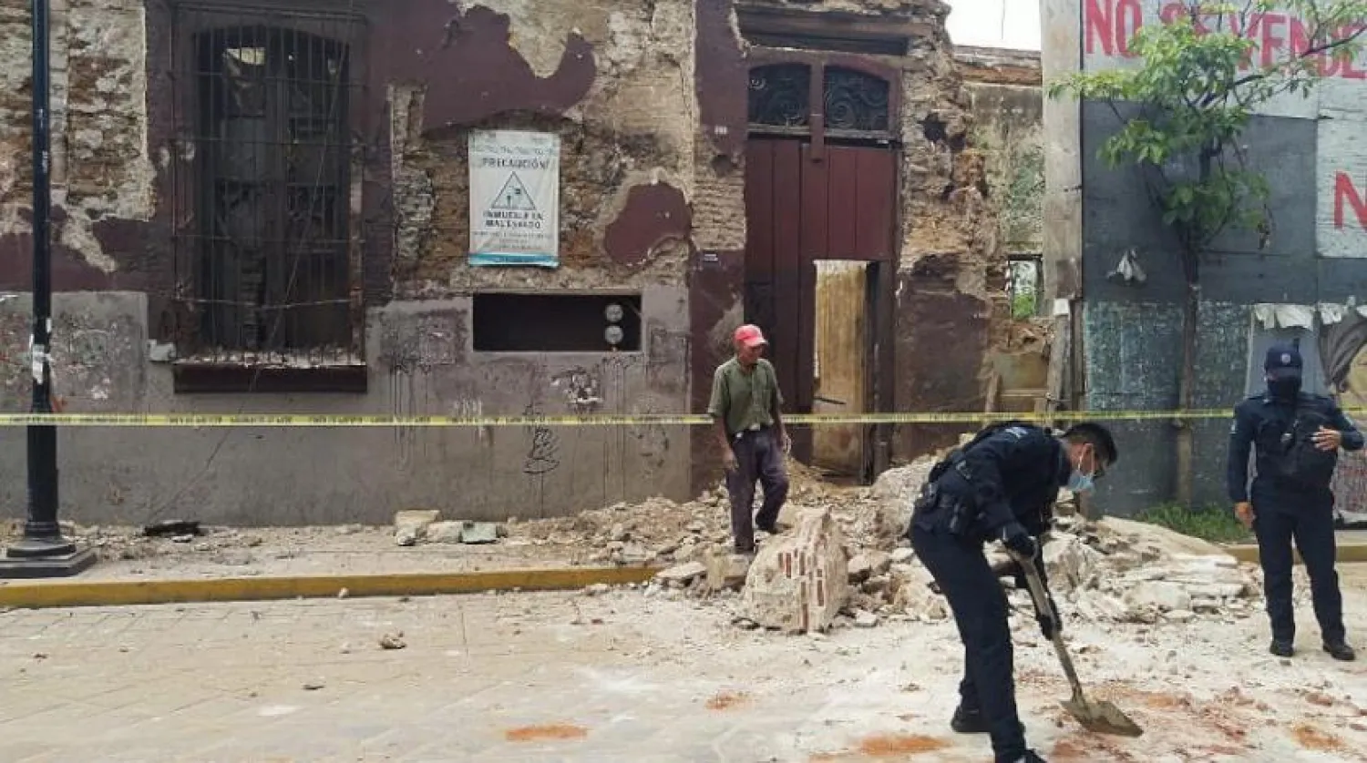 Yetkililer Meksika'nın güneyindeki deprem sonrası moloz temizlerken (AP)