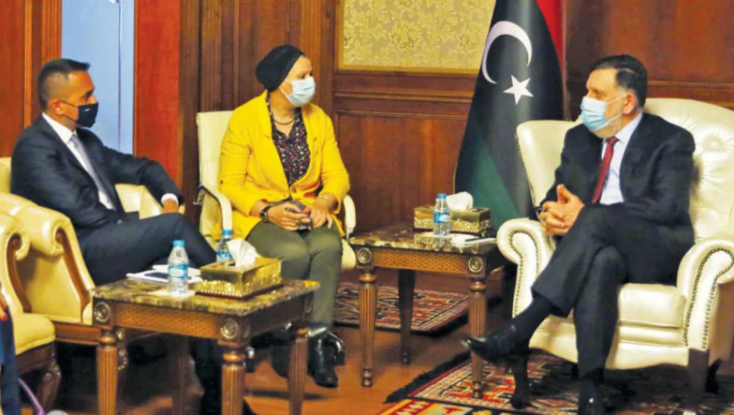 السراج خلال لقائه وزير الخارجية الإيطالي دي مايو في طرابلس أمس (أ.ف.ب)