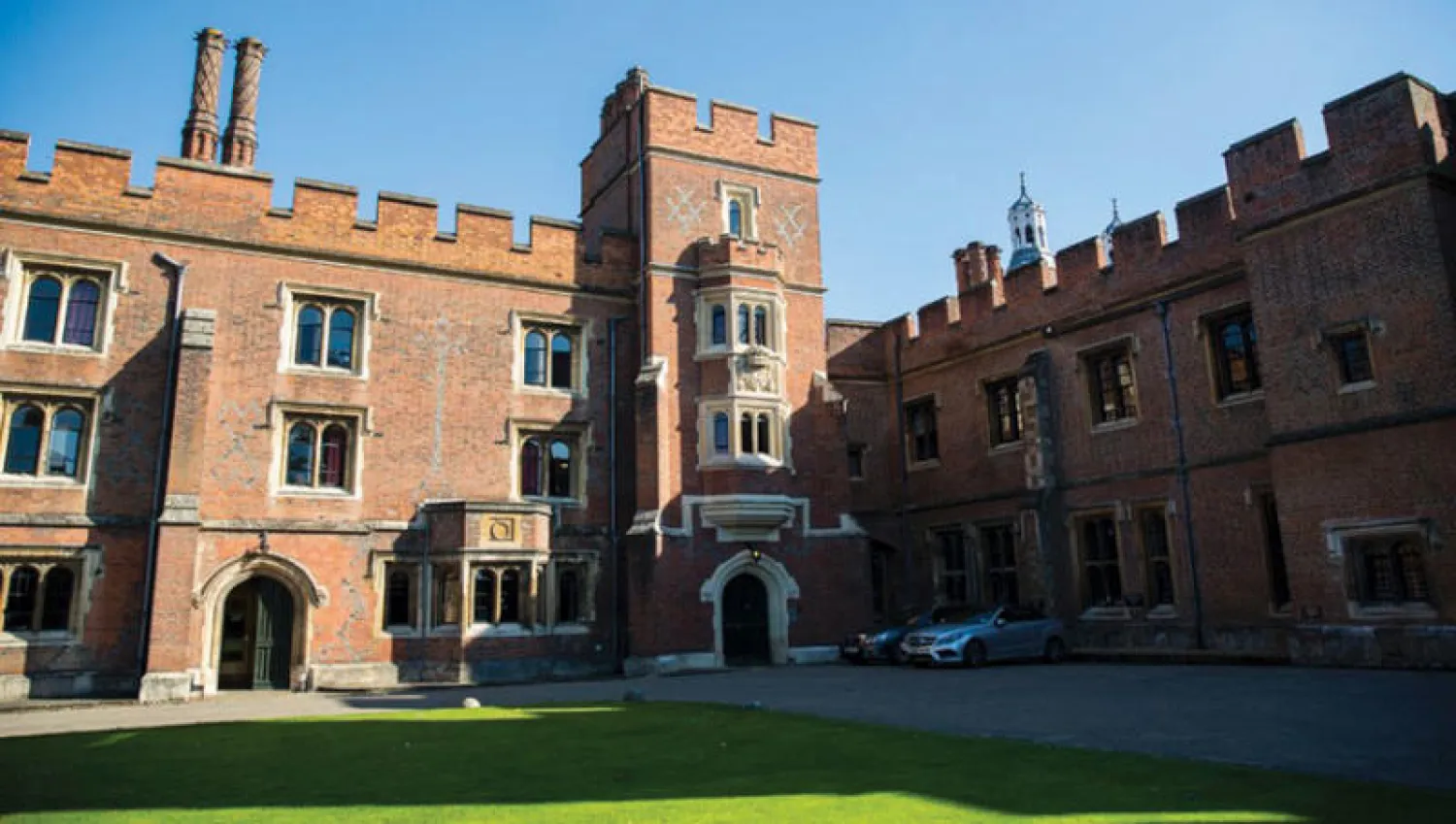 مدرسة «إيتون» القريبة من وندسور بغرب لندن تأسست على يد الملك هنري السادس عام 1440 (غيتي)