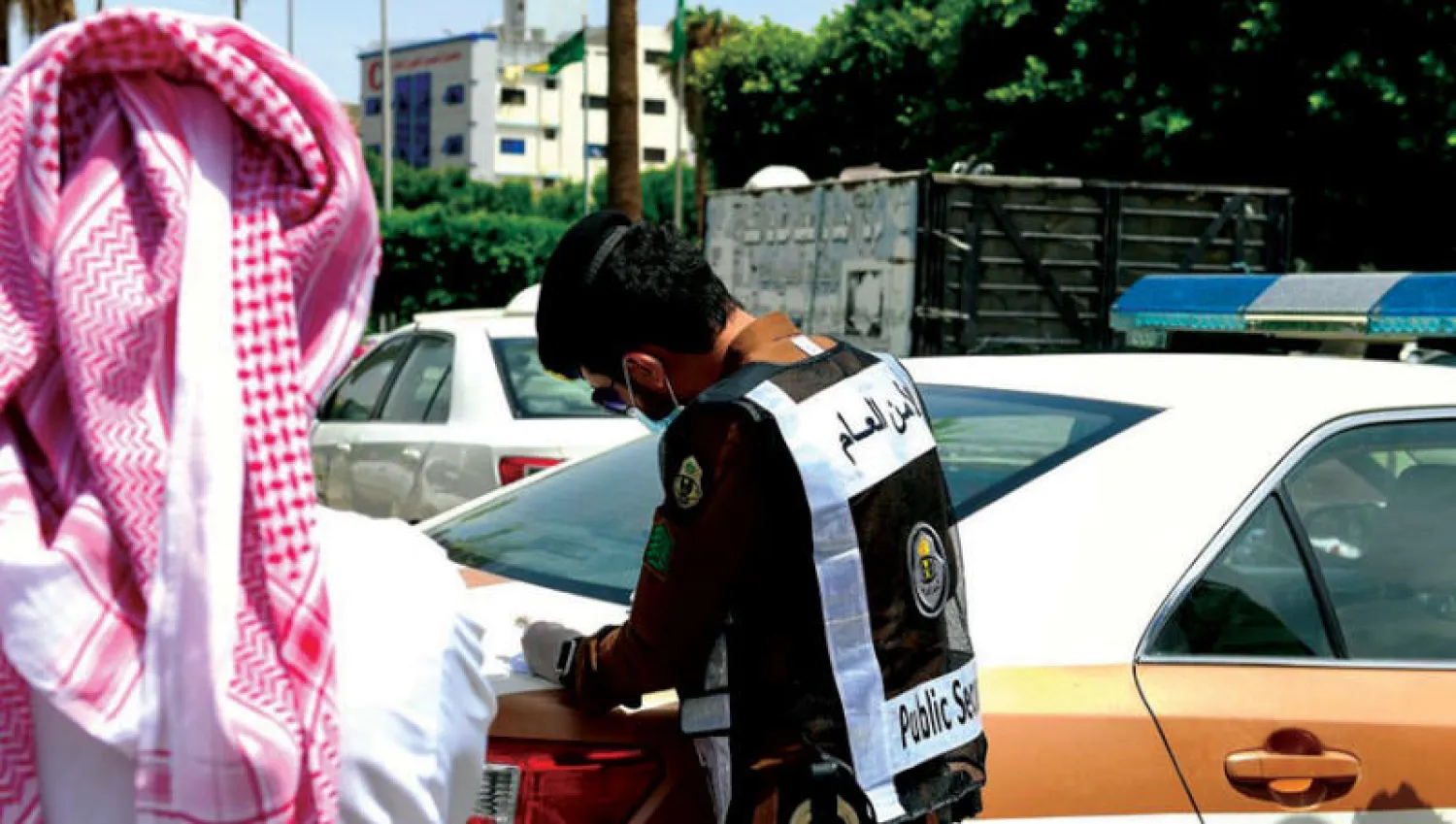 شرطة محافظة الطائف تتابع تنفيذ الإجراءات الاحترازية والتدابير الوقائية لمواجهة جائحة «كورونا» (واس)