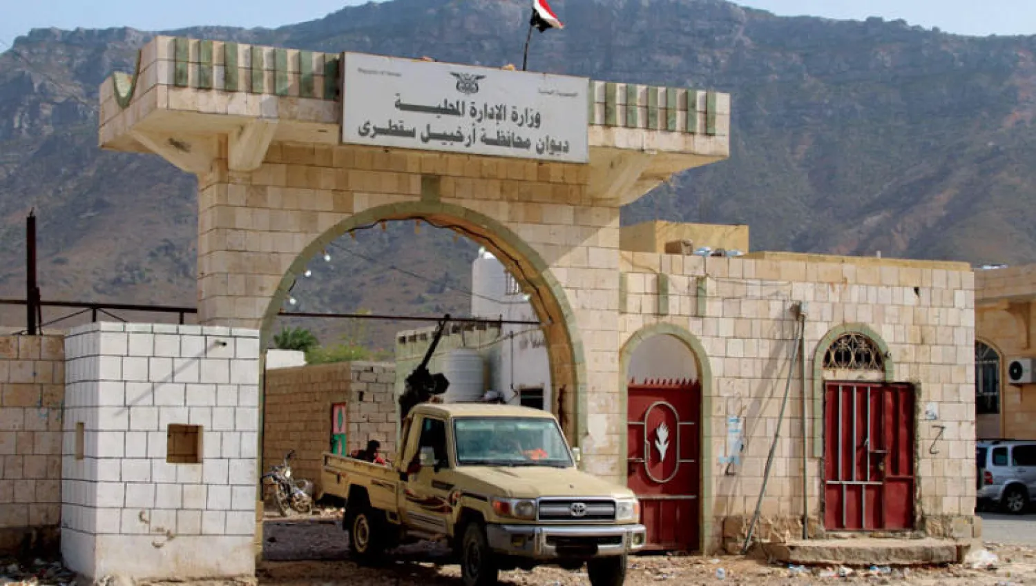 عربة عسكرية للمجلس الانتقالي الجنوبي أمام ديوان محافظة أرخبيل سقطرى يوم الاثنين (أ.ف.ب)