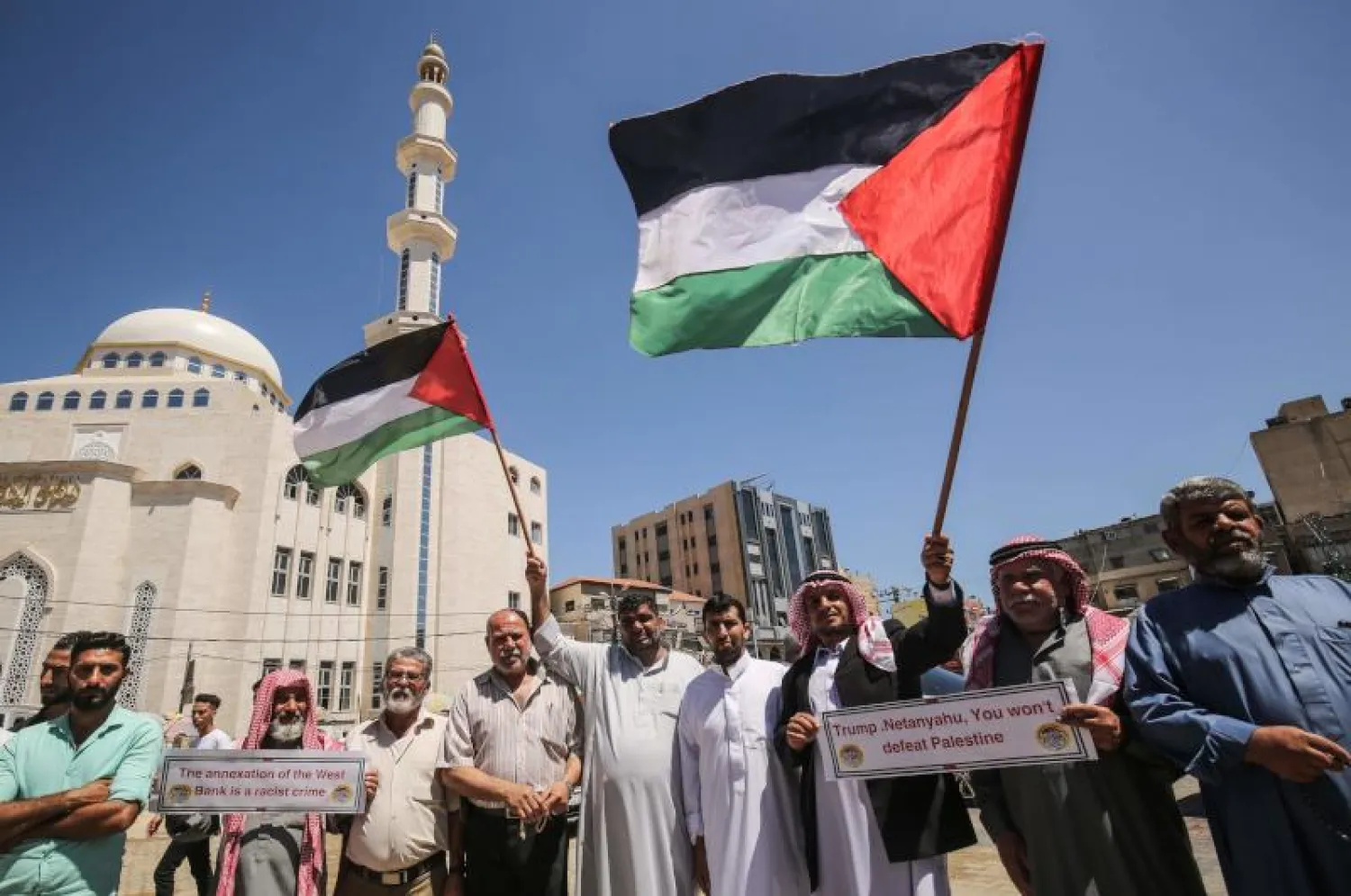 فلسطينيون يشاركون في احتجاجات بمدينة خان يونس ضد خطط إسرائيل لضم أجزاء من الضفة الغربية المحتلة (أ.ف.ب)