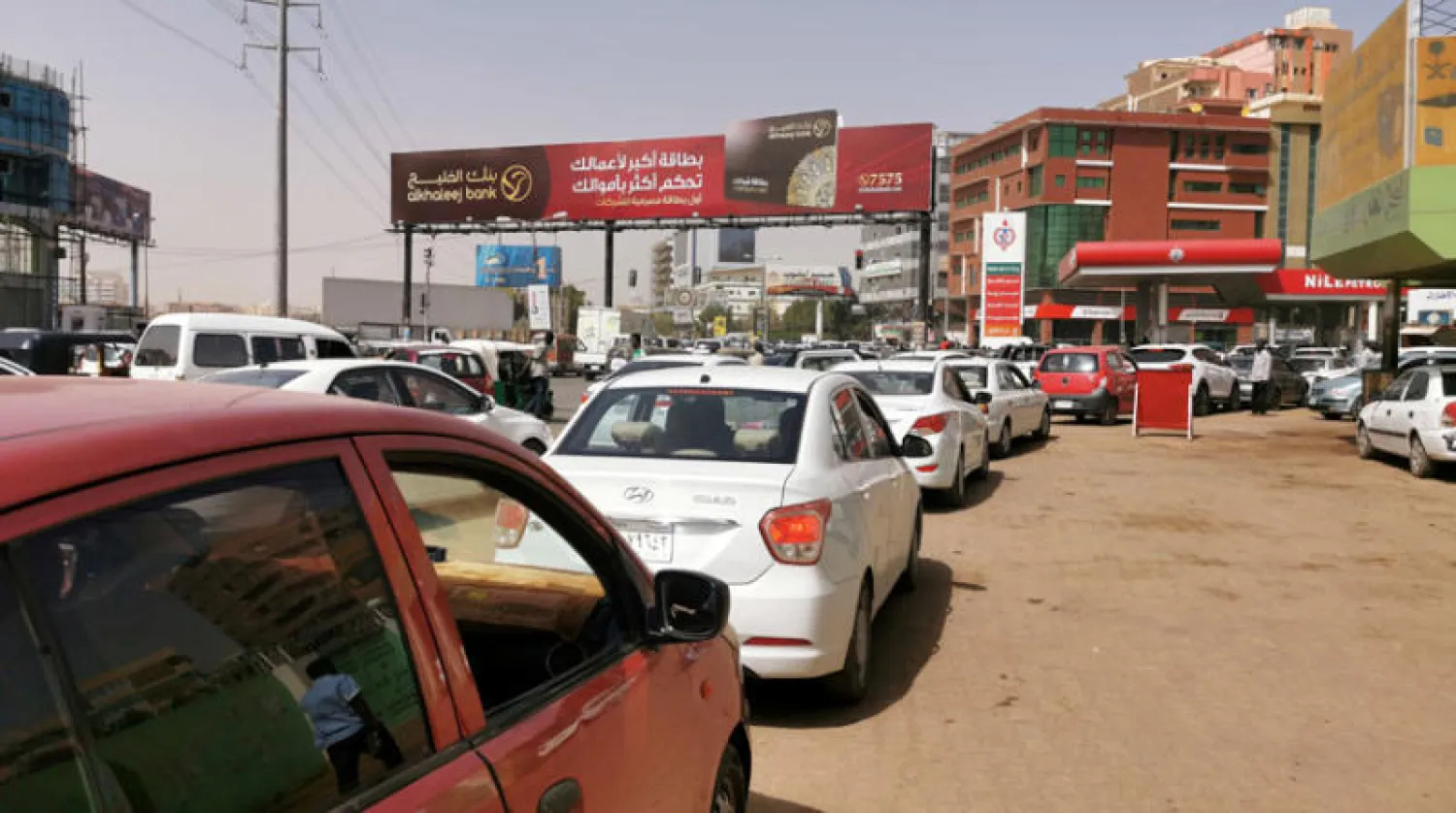 تعد مشكلات الخبز والوقود من بين المشكلات المزمنة التي تعاني منها الحكومات السودانية منذ سنوات (رويترز)