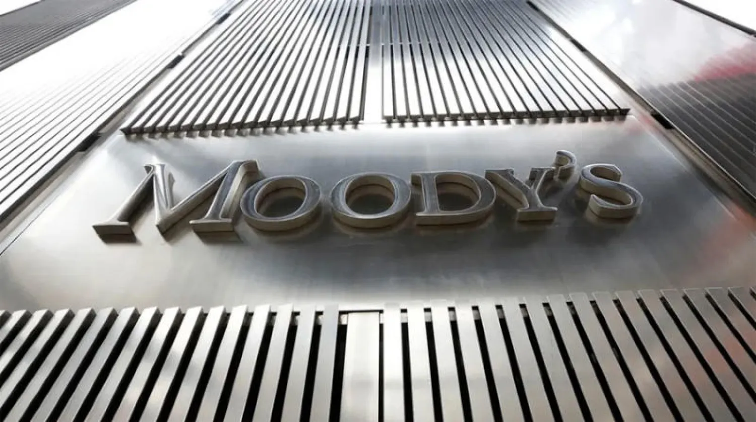 «موديز» تخفض تصنيف عمان