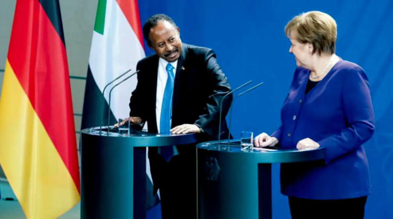 ميركل وحمدوك خلال مؤتمر صحافي في برلين في فبراير2020 (د.ب.أ)