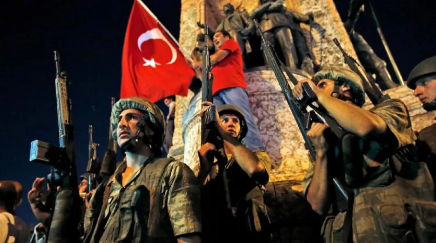 Darbe girişimi gecesi İstanbul'da Taksim Meydanı (arşiv - Reuters)
