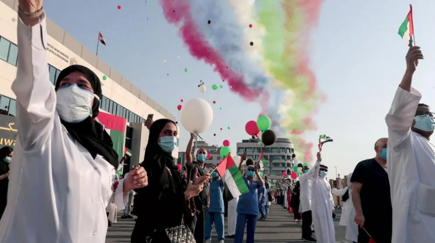 BAE’deki sağlık çalışanları kutlama yaptı. (EPA)