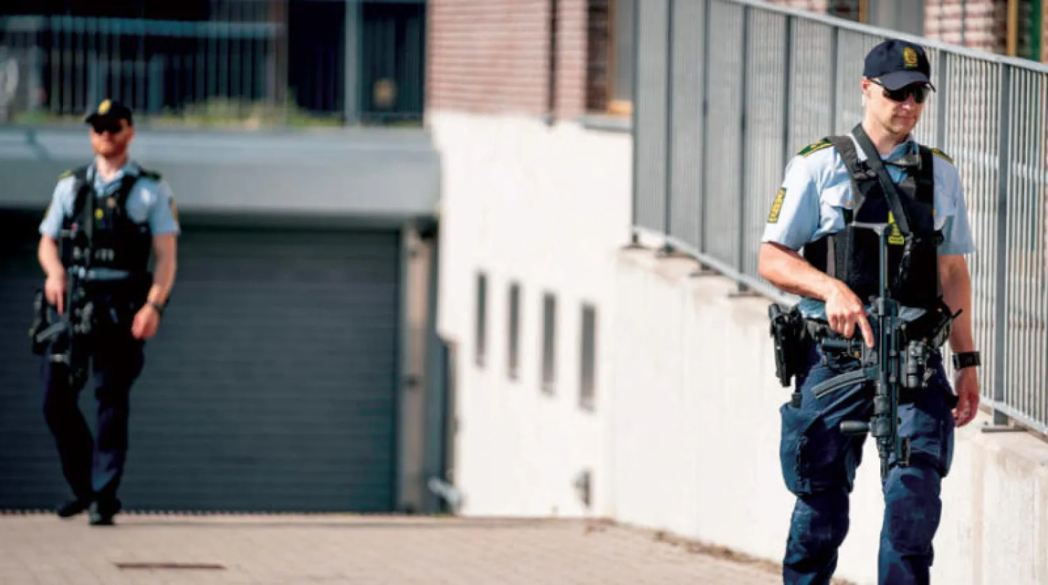 شرطيان يحرسان المحكمة الدنماركية التي أدانت الجاسوس أمس (أ.ف.ب)