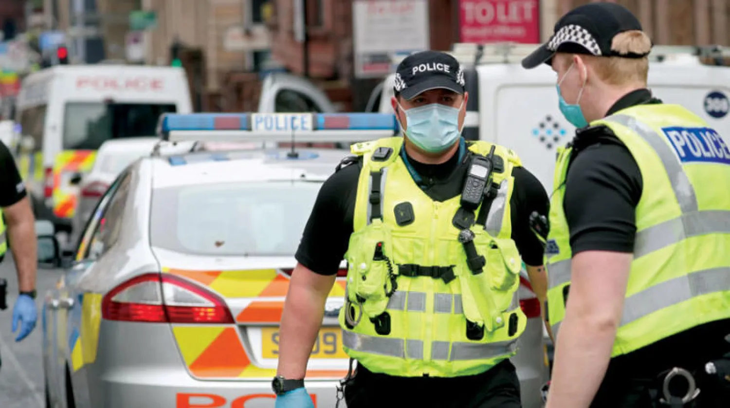 عناصر من الشرطة البريطانية في موقع حادث الطعن بوسط مدينة غلاسكو أمس (رويترز)