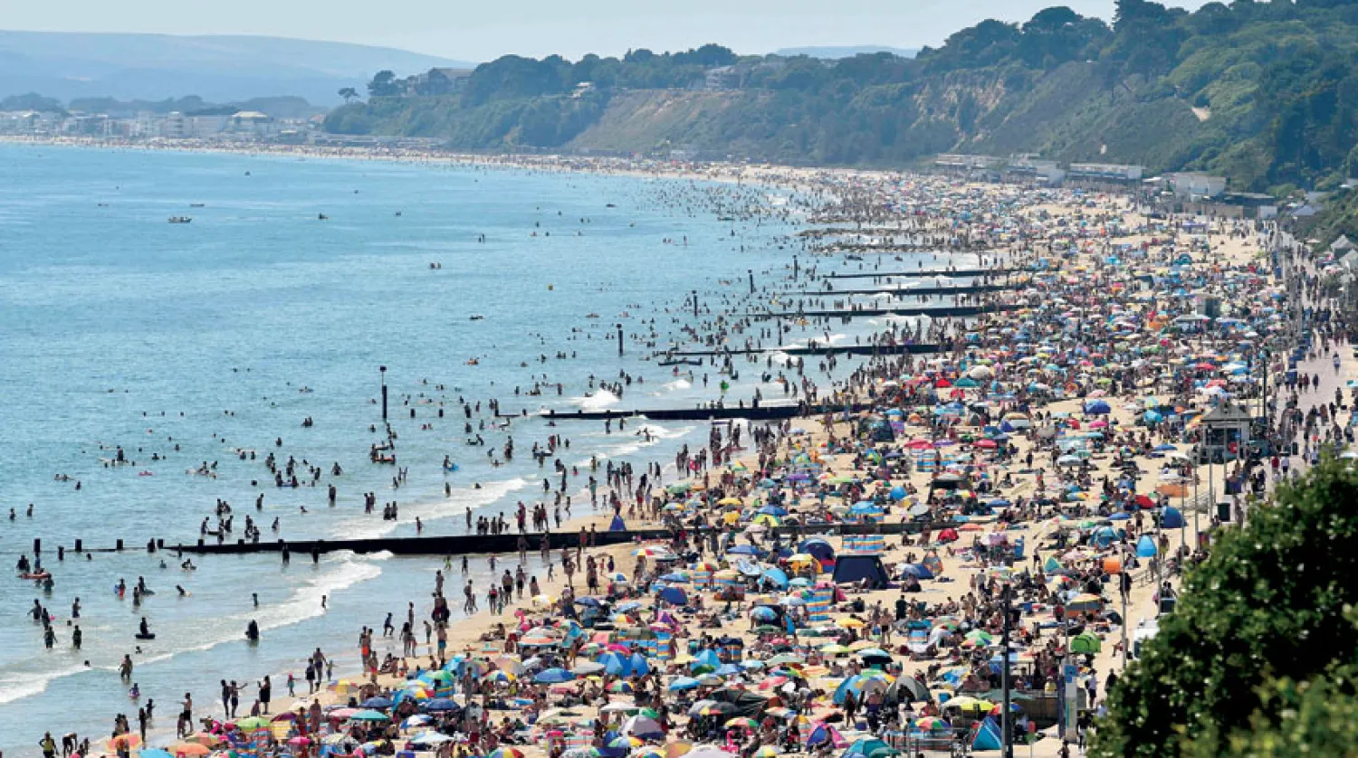 اكتظاظ في شاطئ بورنموث أول من أمس (أ.ف.ب)