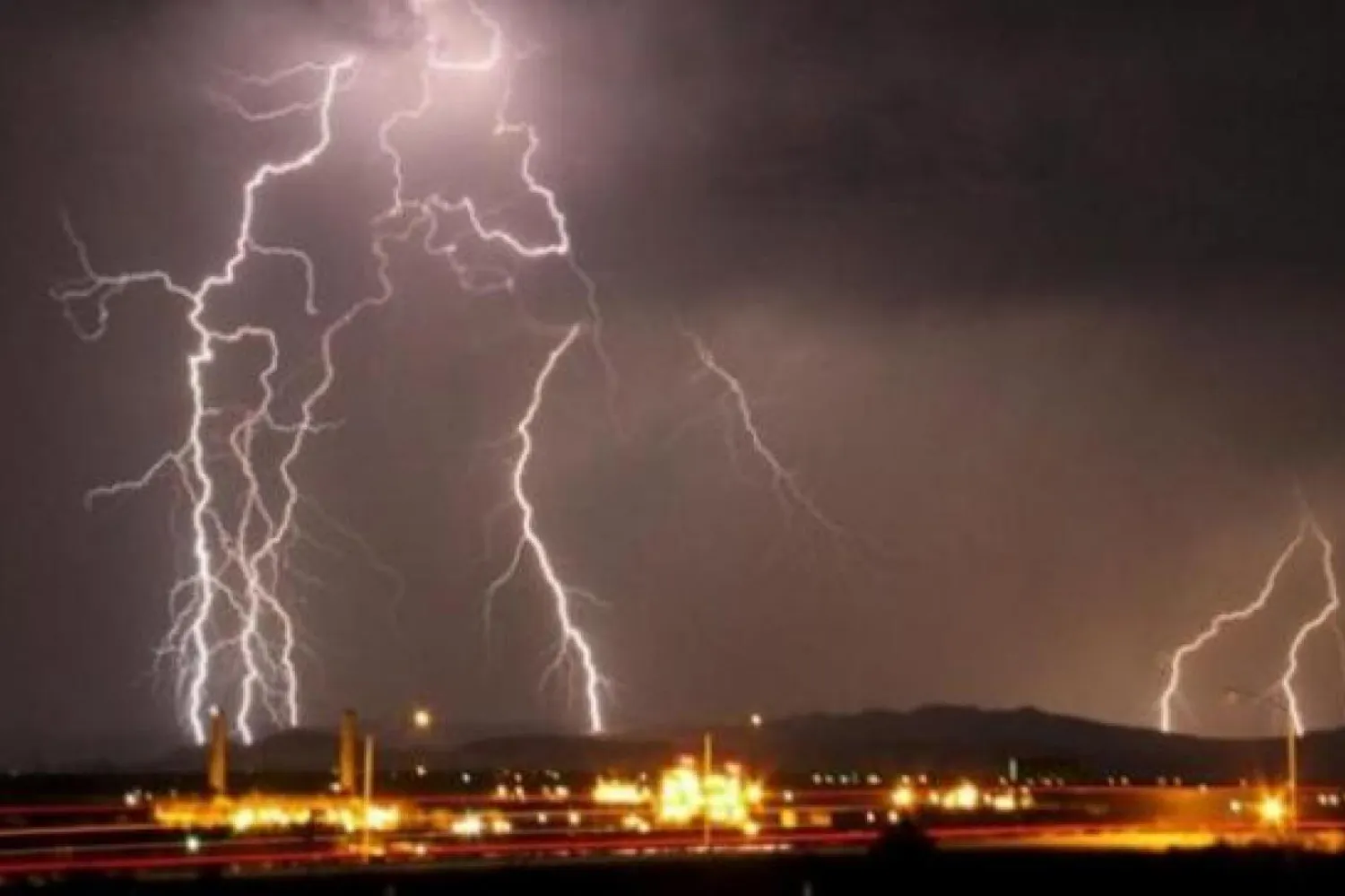 Hindistan'da yıldırım düşmesi sonucu hayatını kaybedenlerin sayısı yükseliyor / Fotoğraf: Reuters

