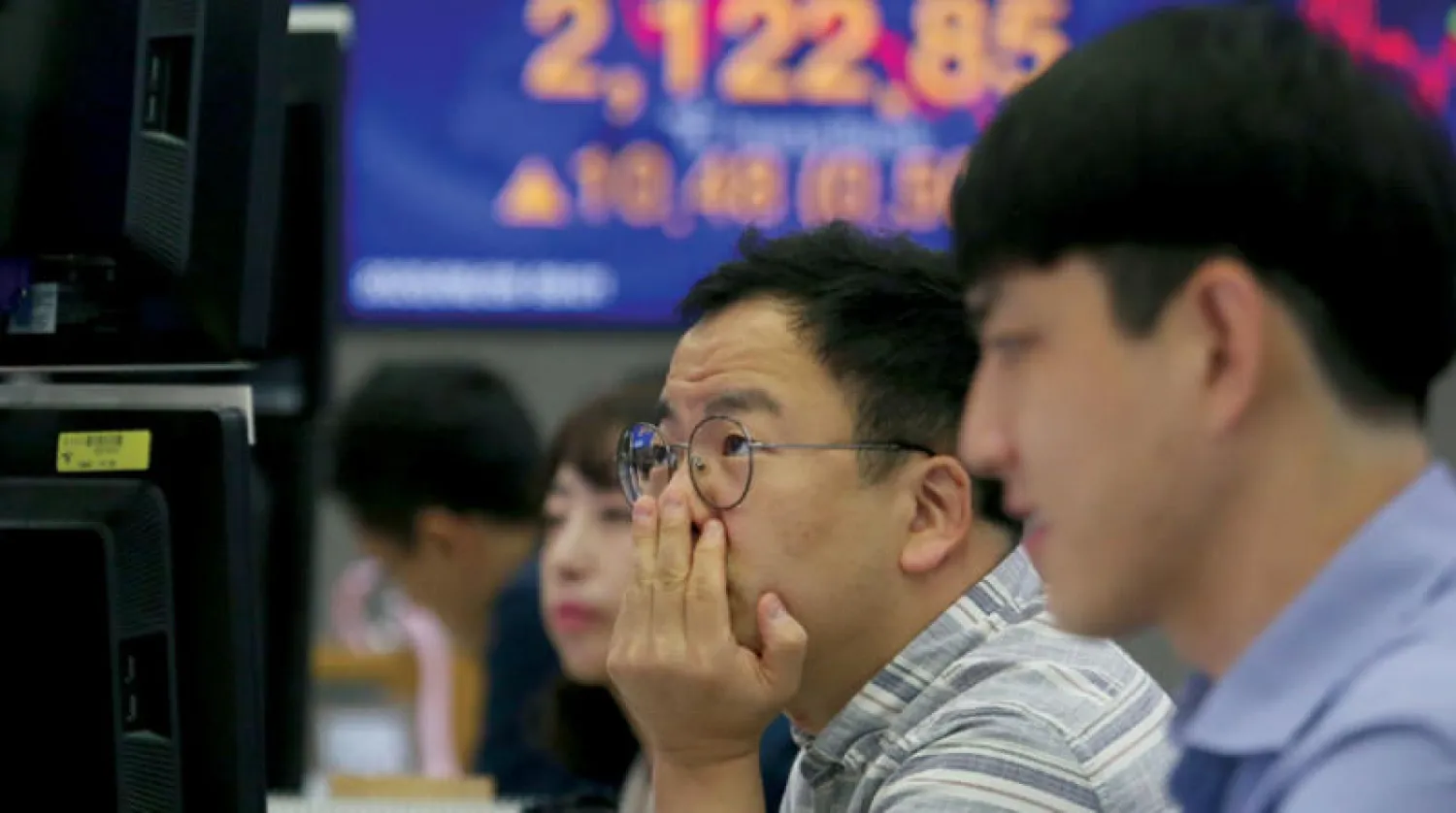 تتذبذب أسواق المال العالمية وسط مخاوف من حدوث انهيار ثانٍ إذا اتسع نطاق تفشي فيروس «كورونا» (أ.ب)