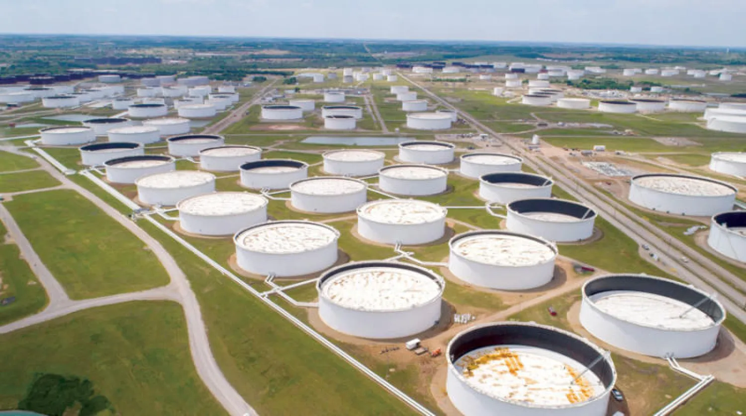 توقعات احتمال ارتفاع إنتاج النفط الخام الأميركي كانت بين عوامل تراجع الخام على أساس أسبوعي (رويترز)