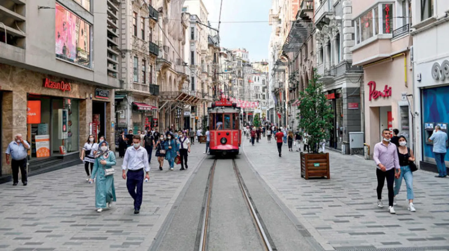 تعزف صناديق الاستثمار العالمية عن العملة التركية نتيجة لتدخلات إردوغان (أ.ف.ب)