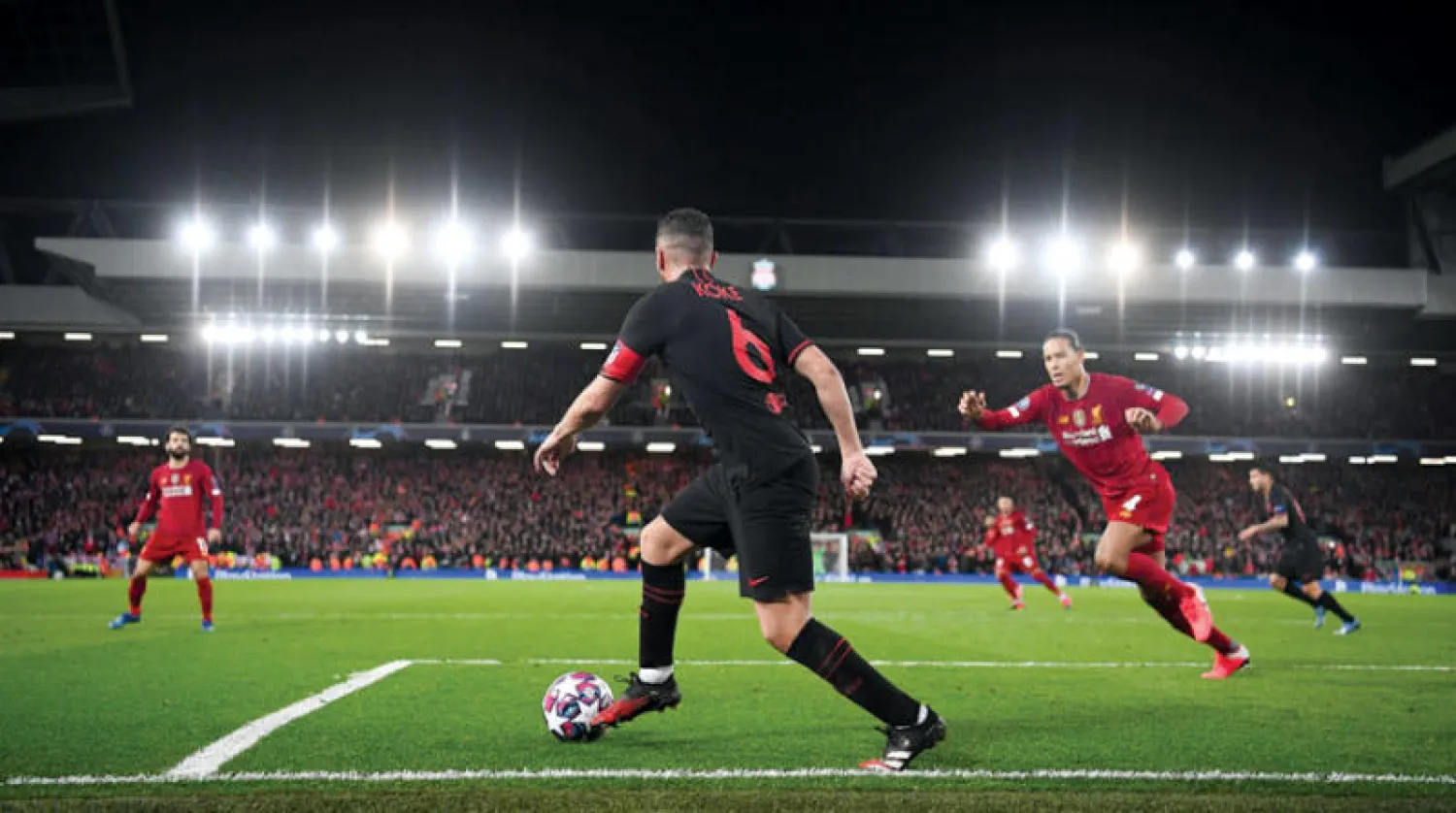 الحكومة البريطانية سمحت للجماهير بحضور مباراة ليفربول وأتلتيكو مدريد رغم بداية انتشار «كورونا» (غيتي)