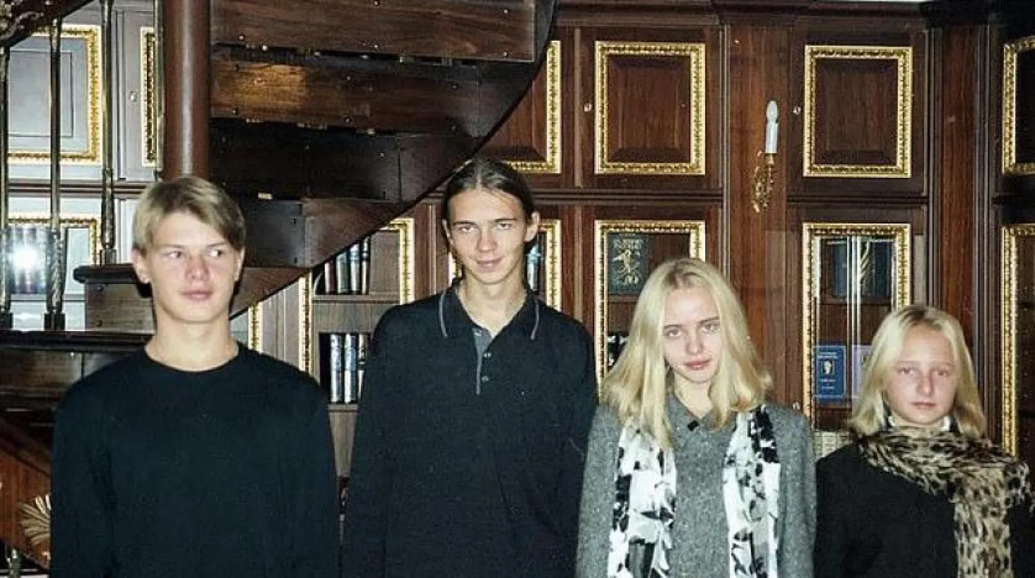 Rusya Devlet Başkanı Vladimir Putin’in iki kızı Maria ve Katerina, Sergey Pugaçev'in oğullarıyla birlikte (Daily Mail)