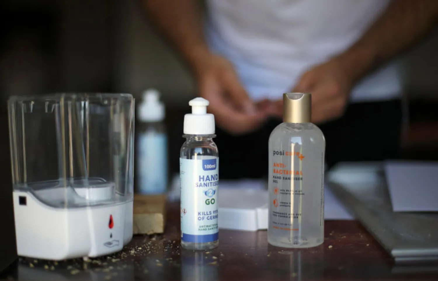 معقمات للأيدي تظهر في مطعم يتحضر لإعادة فتح أبوابه في ظل وباء كورونا (رويترز)