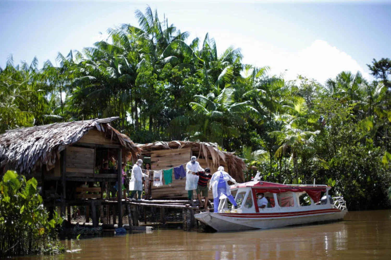 نقل مصاب بـ«كورونا» من بلدة في ولاية ميناس غيرايس في جنوب شرق البرازيل (رويترز)