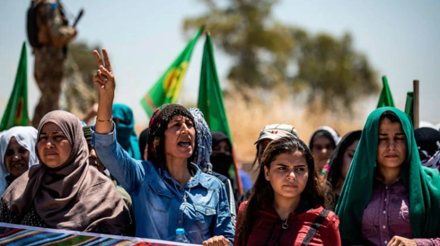 كرديات يتظاهرن أمام قاعدة عسكرية أميركية في الحسكة أمس ضد الهجمات التركية في شمال شرقي سوريا (أ.ف.ب)