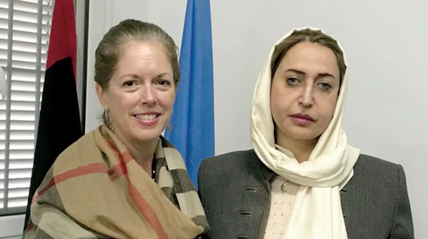 النائبة المفقودة سهام سرقيوة (يمين) مع ستيفاني ويليامز ممثلة البعثة الأممية بالإنابة (من أرشيف البعثة)