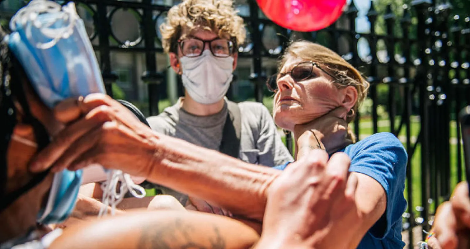 امرأتان تشتبكان بالأيدي خلال مظاهرة مؤيدة للشرطة دعا إليها مناصرون لترمب وعارضها سكان في مينيسوتا السبت (أ.ف.ب)