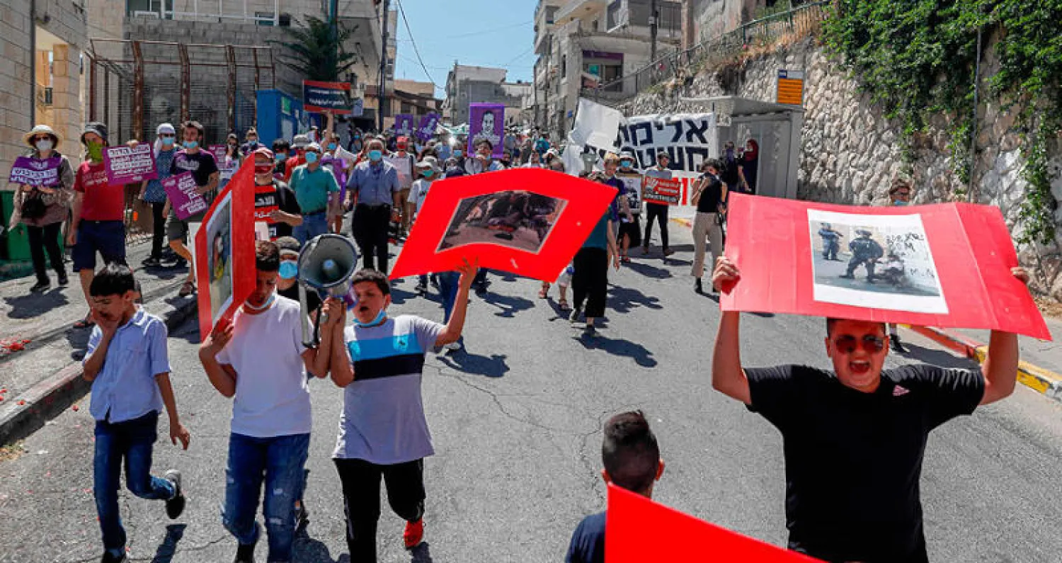 مظاهرة تضم فلسطينين وإسرائيليين يساريين في مدخل القدس الجمعة الماضي (أ.ف.ب)