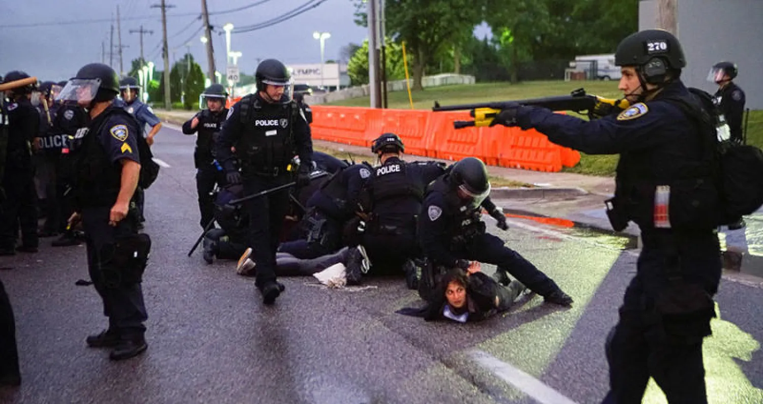 الشرطة تعتقل محتجاً خلال مظاهرة ضد العنصرية بولاية ميزوري أول من أمس (رويترز)