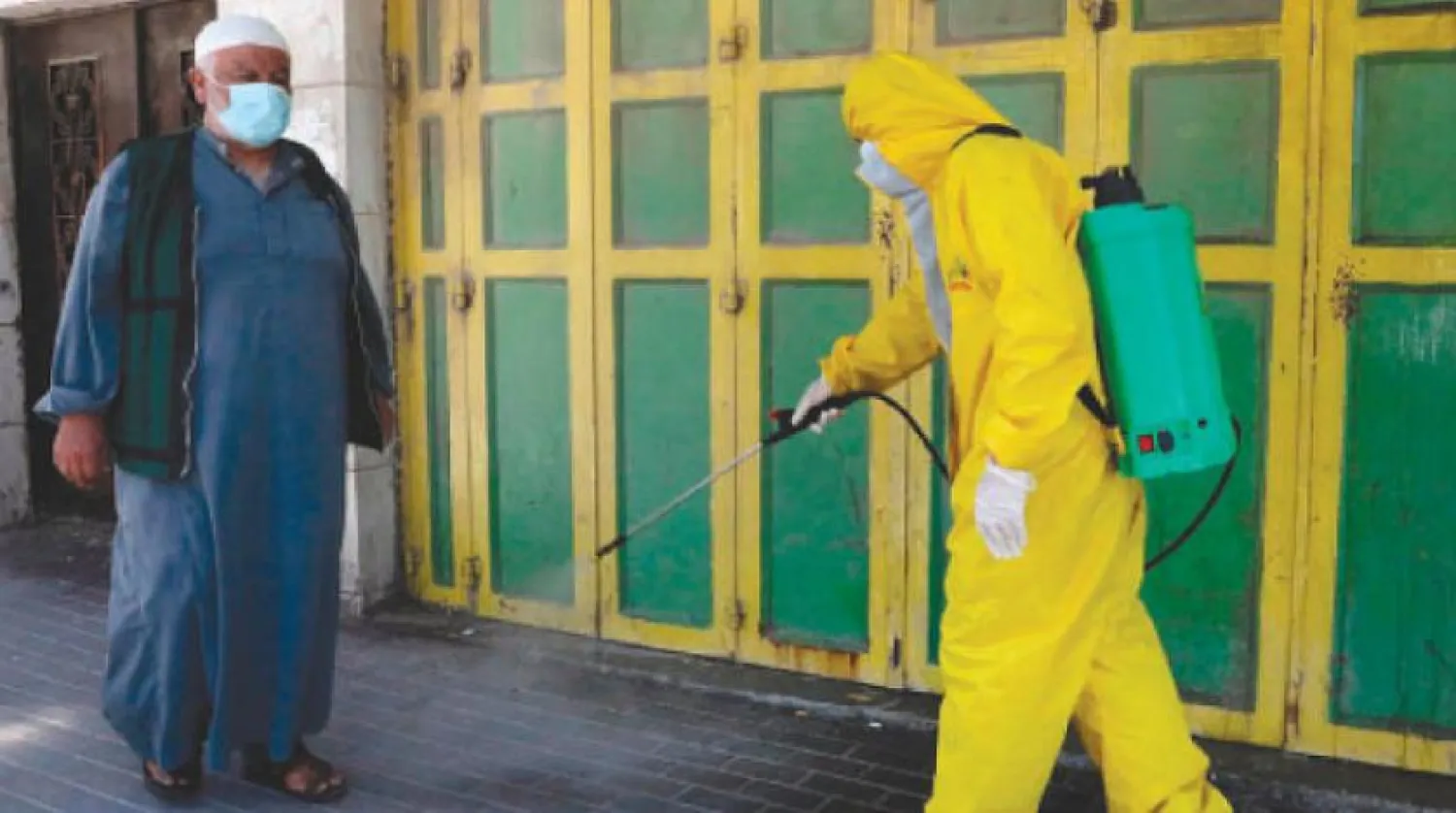 Kovid-19 vakalarında endişe verici yükselişten sonra el-Halil’deki bir caddenin sterilizasyonu. (AFP) 